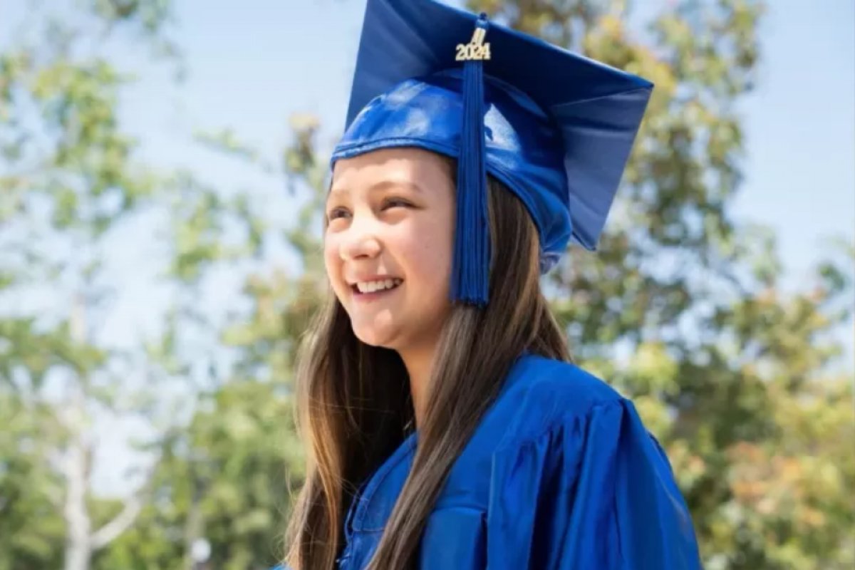Menina termina graduação aos 11 anos e bate recorde do irmão nos EUA