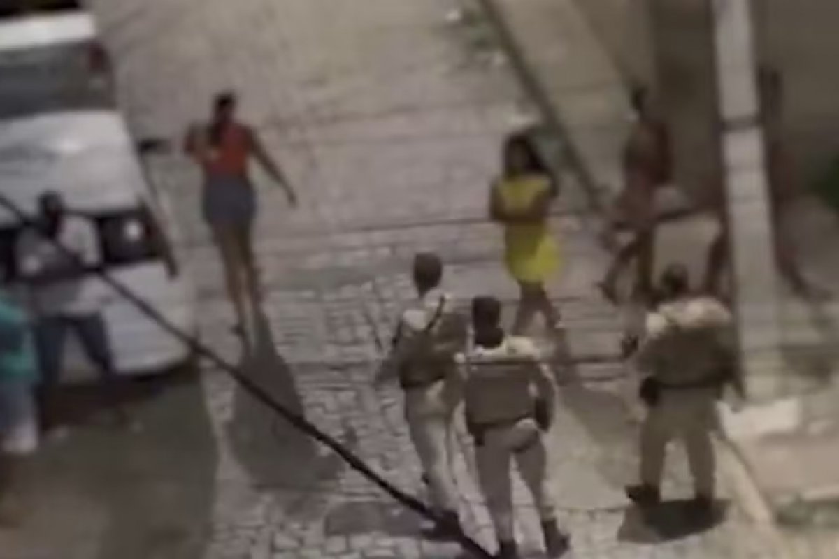 Policial Militar chuta mulher e atira para o alto durante ação em cidade do interior da Bahia