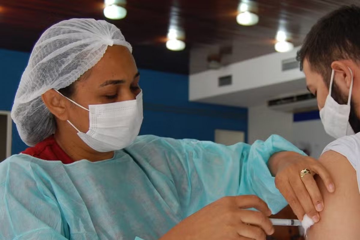 Doses entregues da vacina de COVID-19 atualizada representam menos de 20% do grupo prioritário