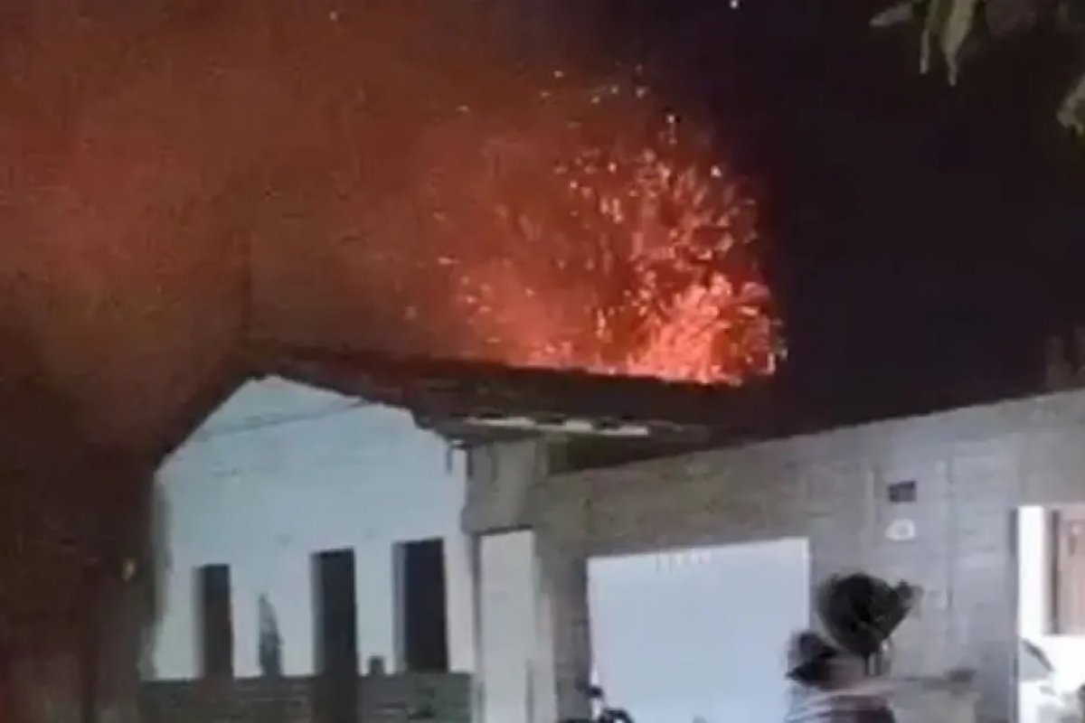 Casa pega fogo depois de celular explodir enquanto carregava no sudoeste baiano