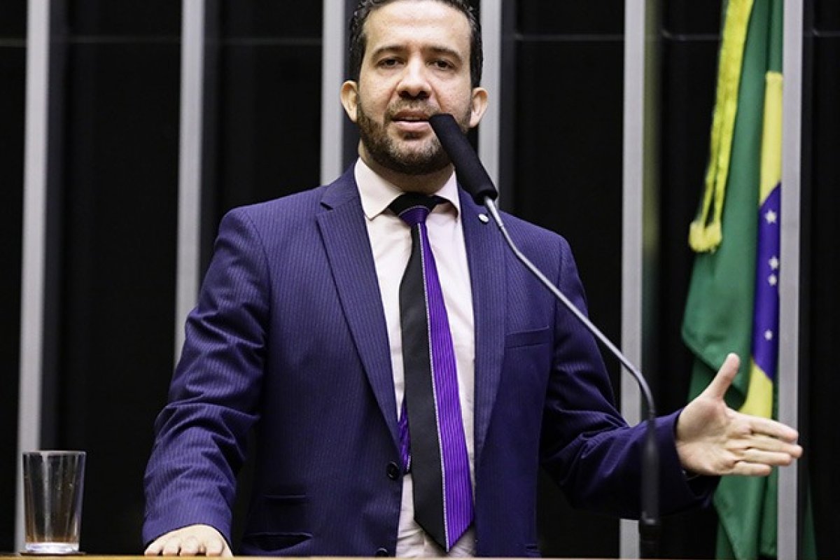 Boulos pede, e conselho adia votação do caso Janones em meio a mal-estar no PSOL