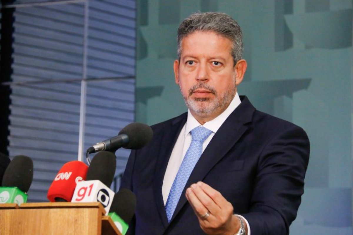Lira anuncia acordo com operadoras para suspender cancelamentos de planos de saúde