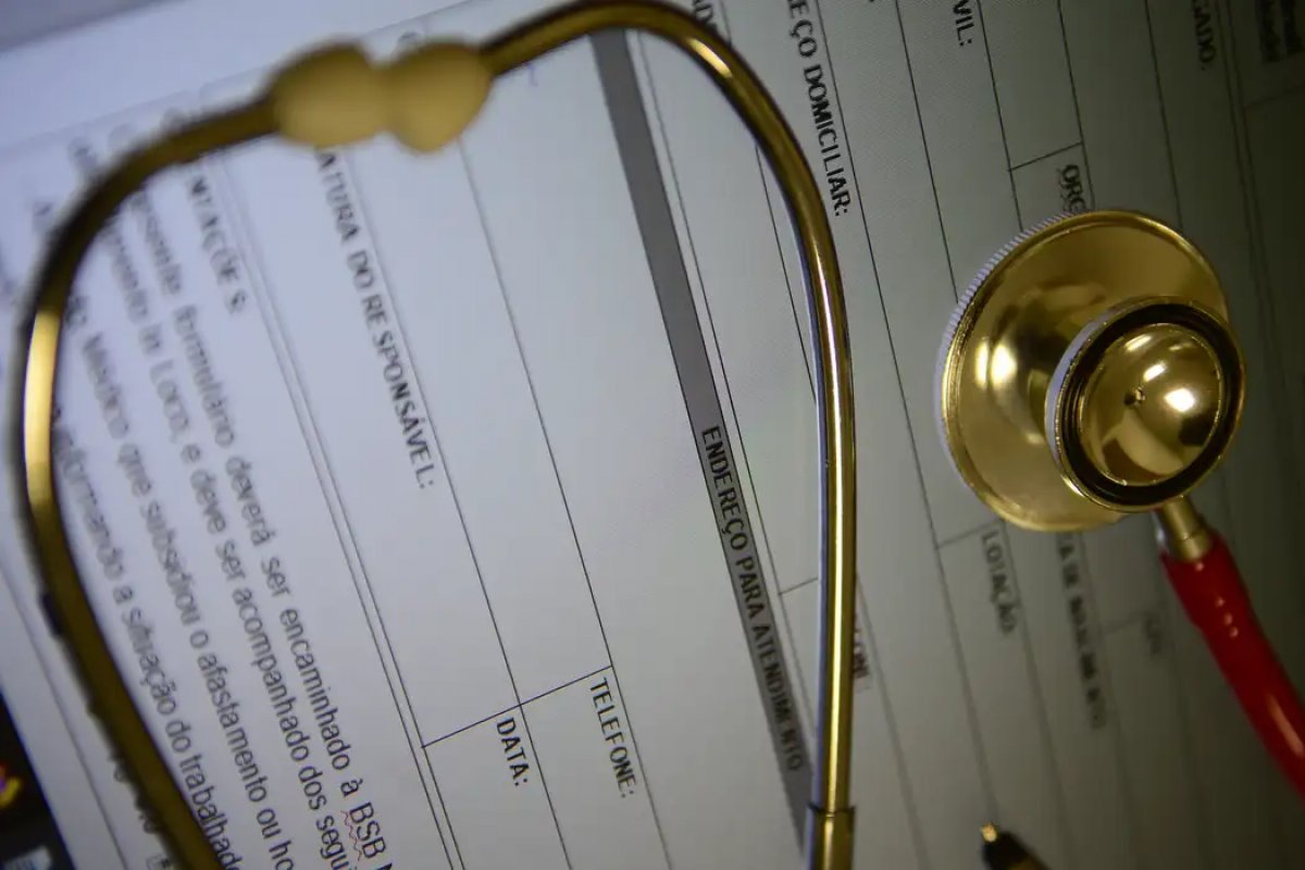 Após acordo com operadores, planos de saúde cancelados devem ser retomados em até 72h