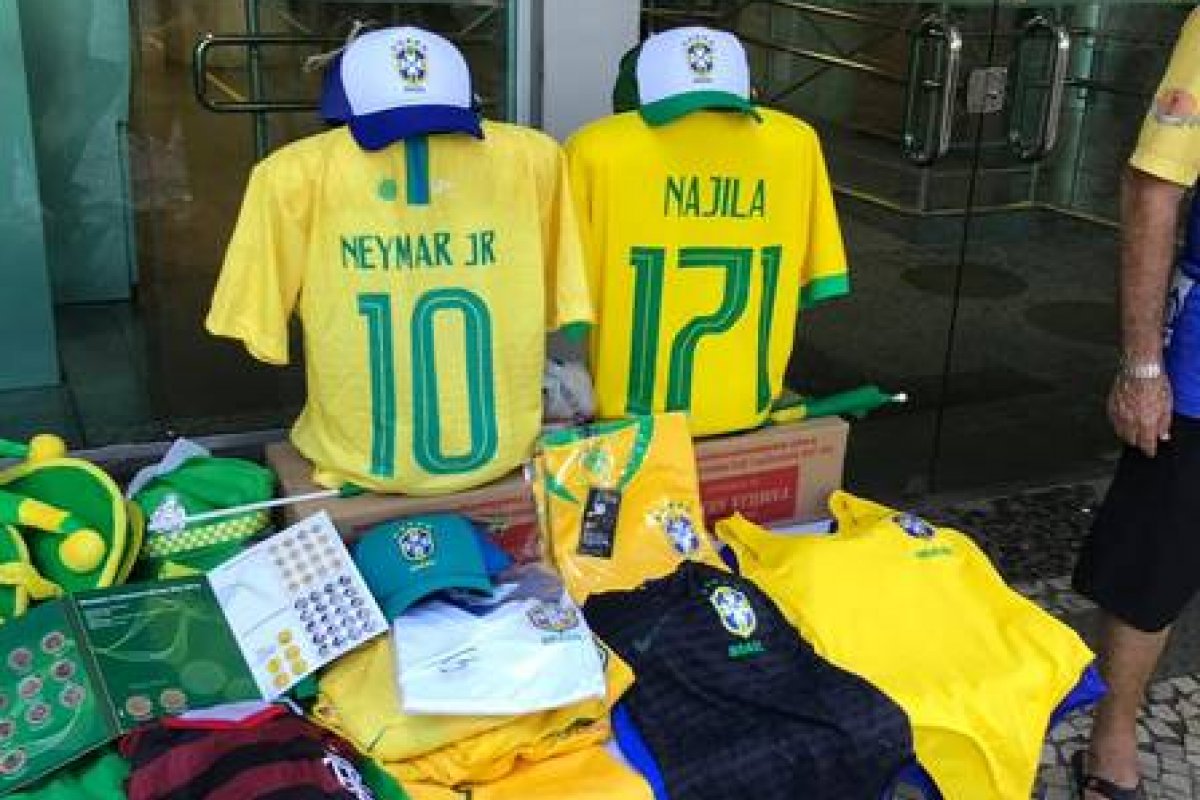 Camisas com nome de Najila Trindade foram vendidas no jogo do Brasil