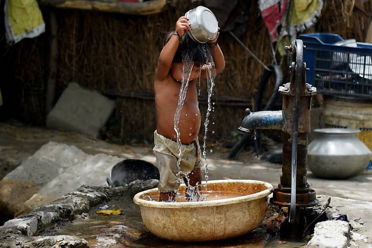 Índia recebe onda de calor de mais de 50°C e regiões sofrem com escassez de água