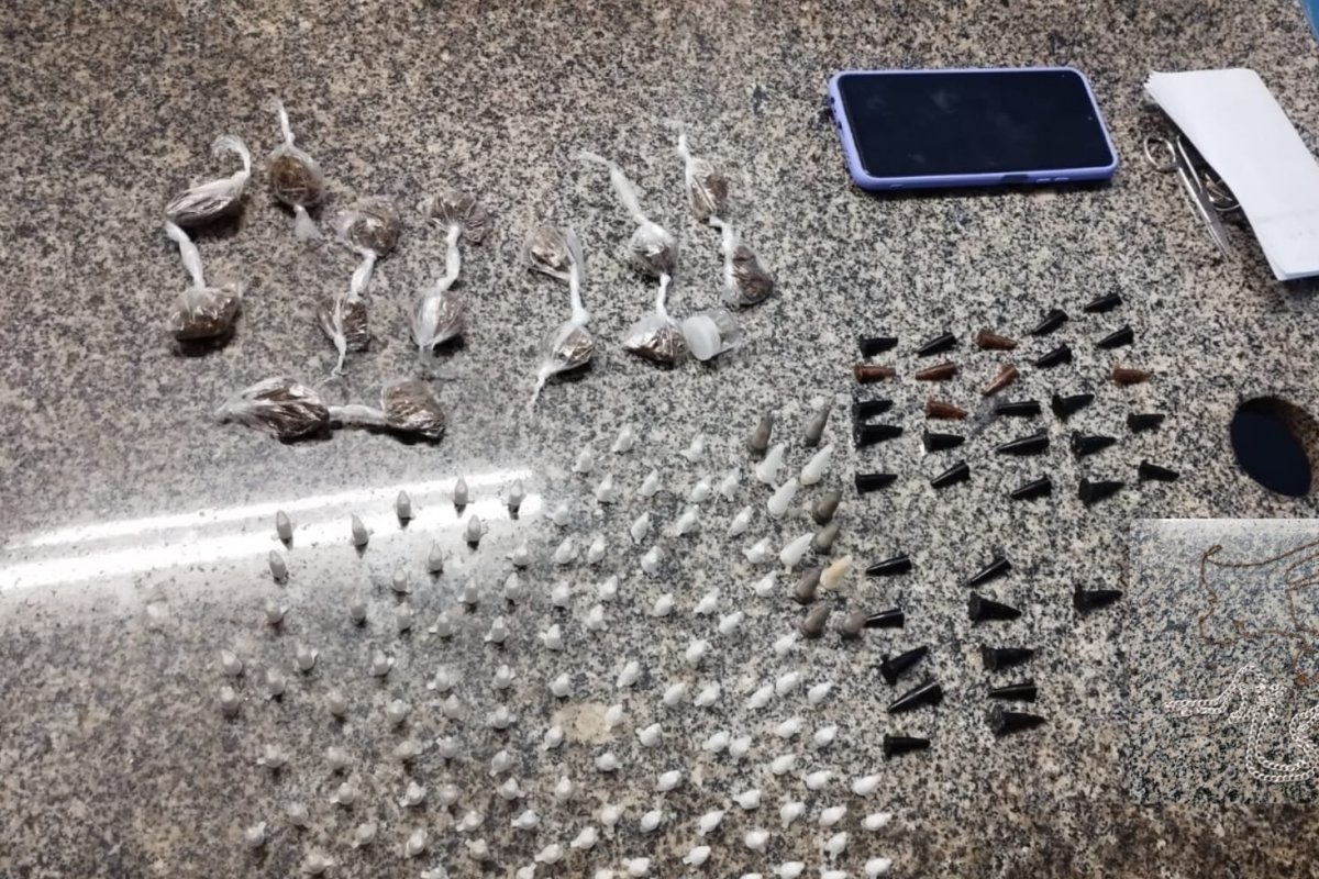 Dois homens são presos suspeitos de traficar drogas em Simões Filho