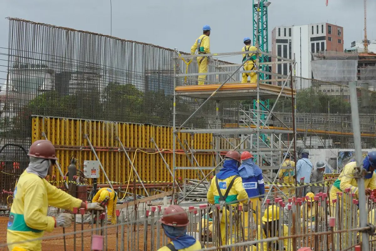 Mesmo na pandemia, emprego na construção civil cresceu 21,6%, revela IBGE