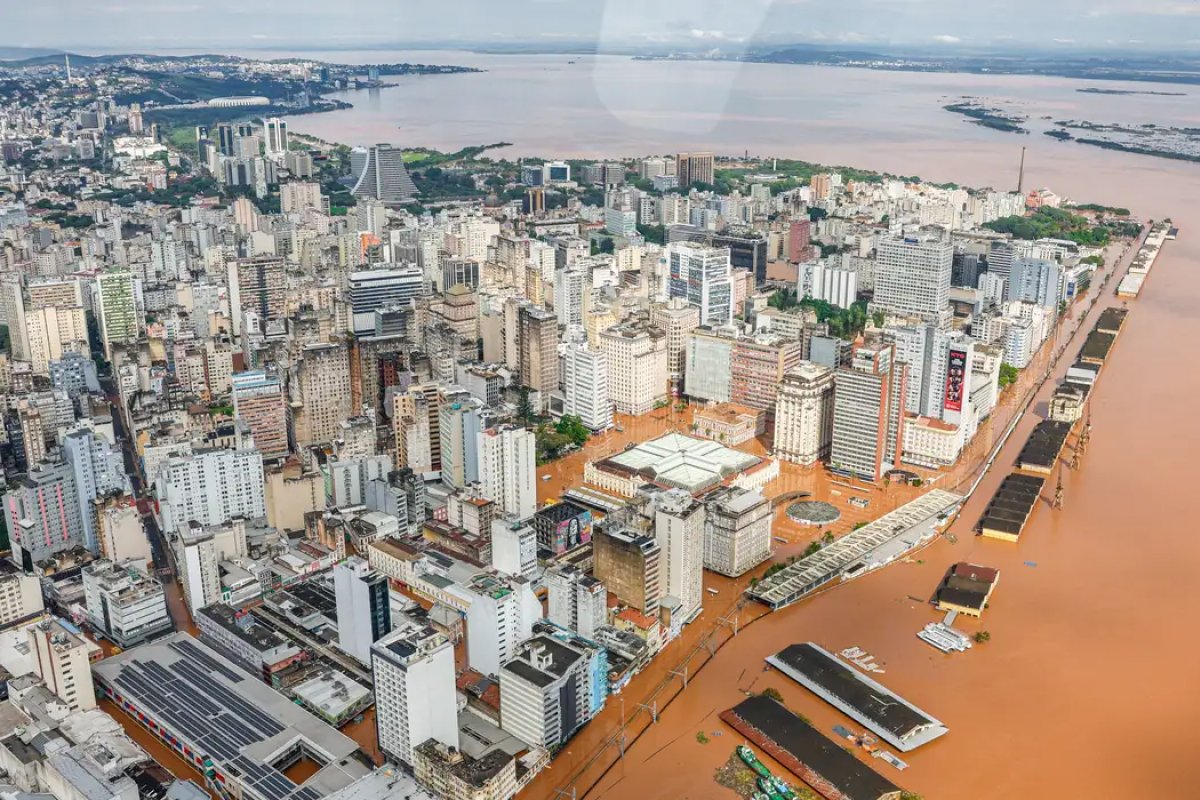 Reconstrução de imóveis destruídos no RS deve demorar um ano e meio, diz Casa Civil