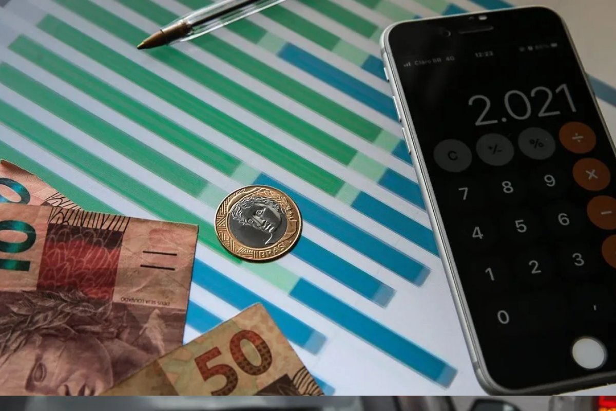 Dívida bruta do Brasil sobe a 76,0% do PIB em abril, superávit do setor público fica abaixo do esperado