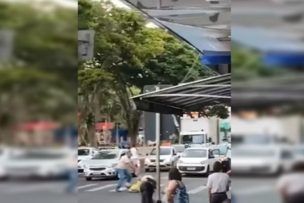 Vídeo: Agente de trânsito e motociclista brigam no meio de avenida