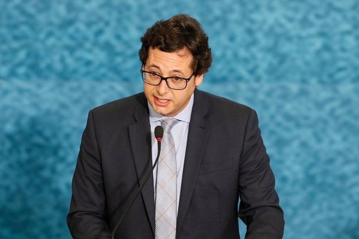 Chefe da Secom tem cinco dias para explicar a justiça contratos de sua empresa