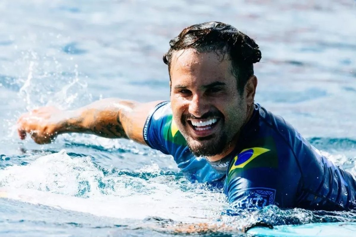 Italo é campeão em Teahupoo três semanas após ajudar em resgates no RS