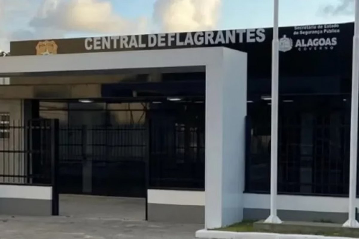 Após deixar filhos dormindo em casa suja de fezes, mãe é presa em Maceió