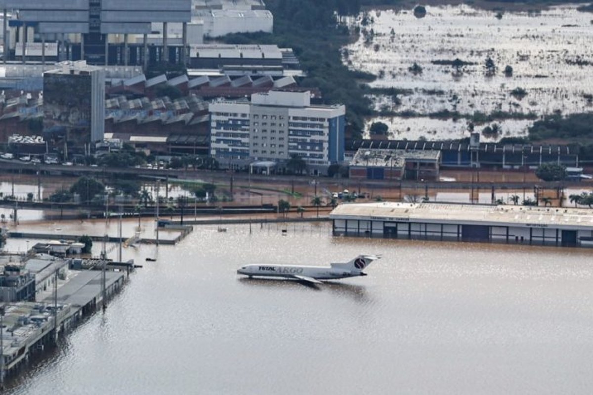 Água baixa, mas aeroporto de Porto Alegre ainda tem alagamentos