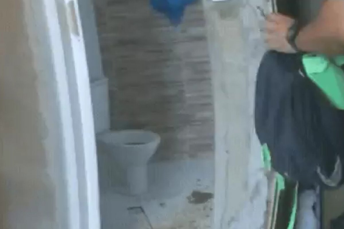 Homem é absolvido de acusação de tráfico de drogas após imagens de câmeras corporais desmentirem versão de PMs