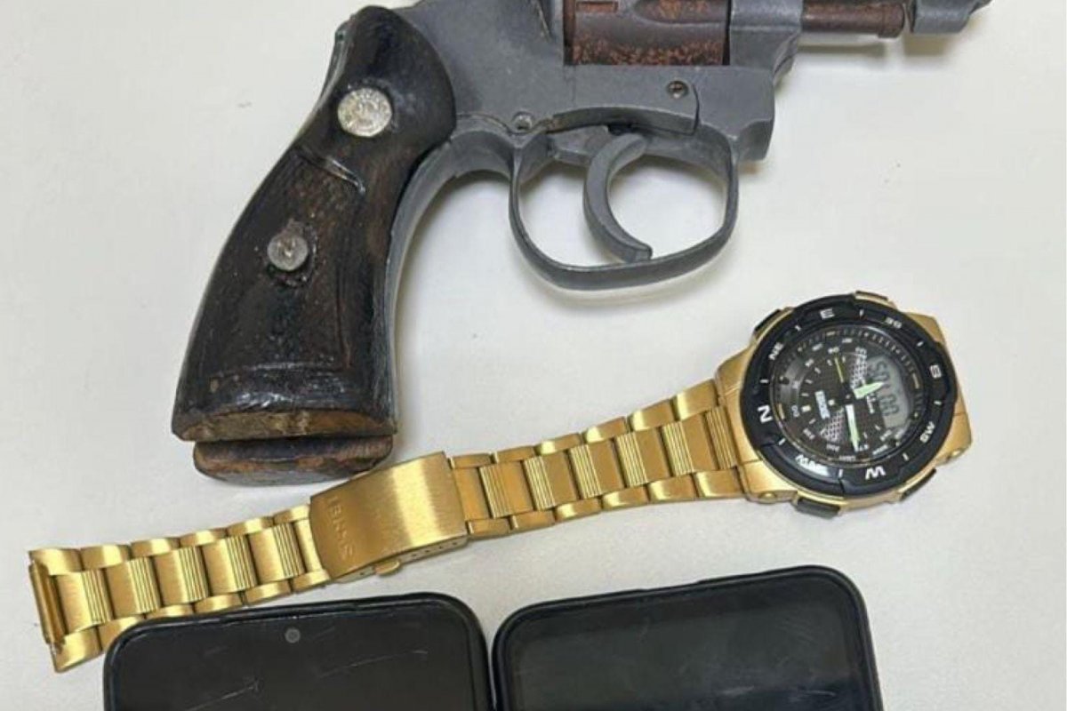 Adolescente é apreendido pela PM, após denúncia de roubo na Av. Heitor Dias