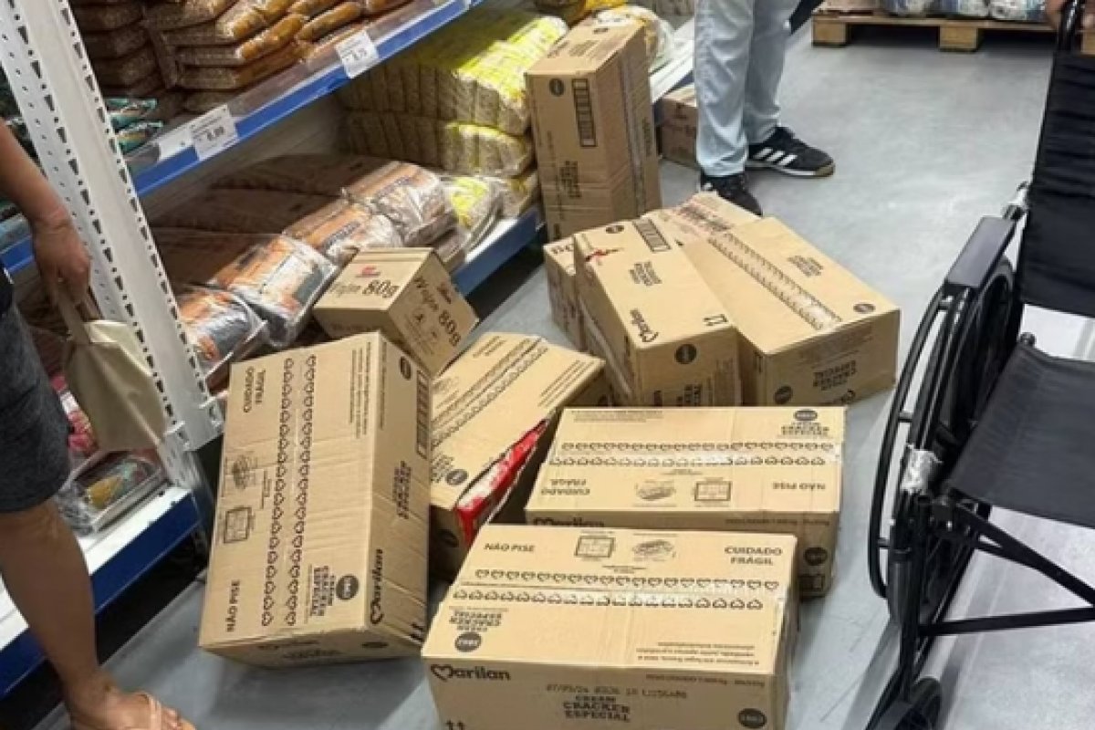 Mulher é atingida por nove caixas de biscoito em mercado e fica ferida