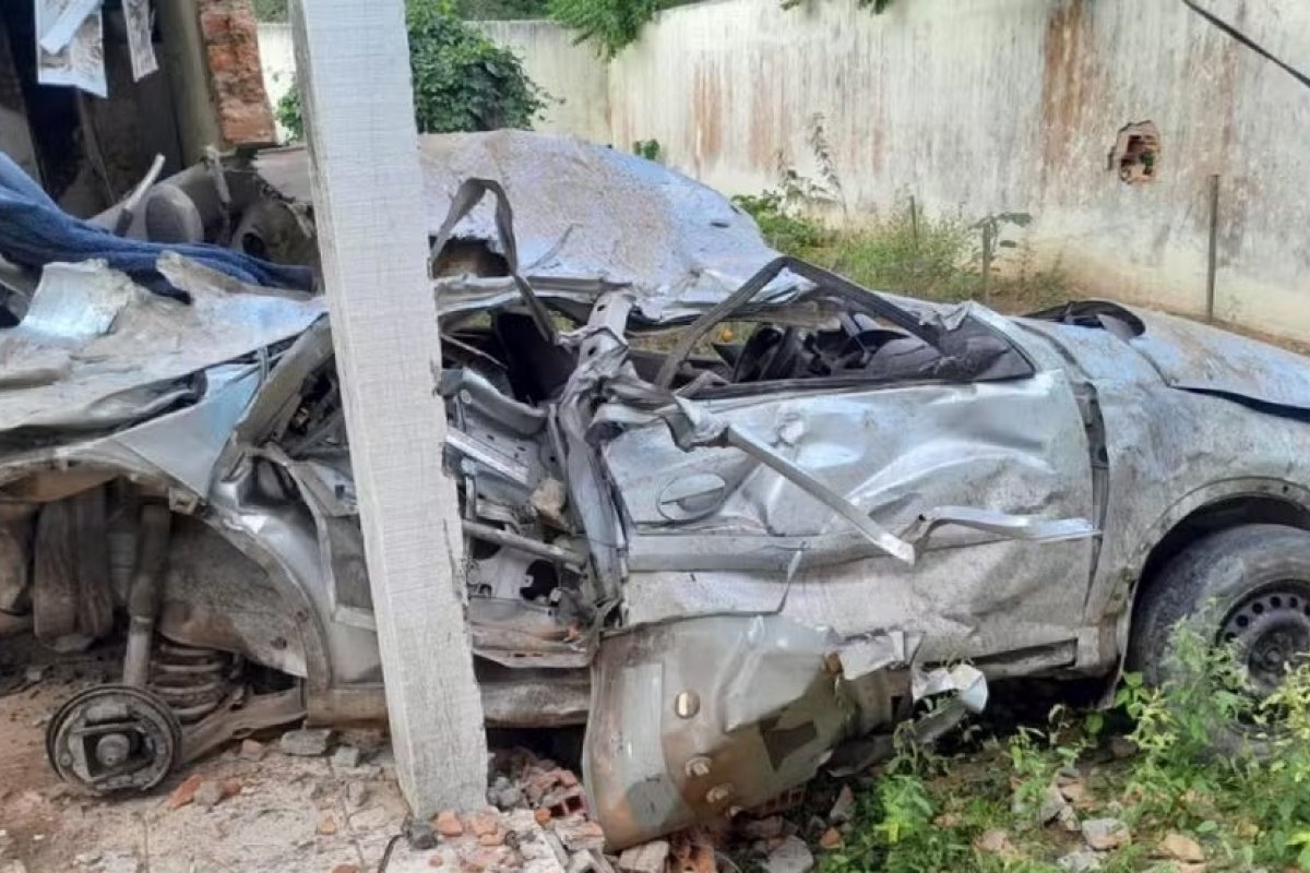 Acidente com carro deixa três mortos na BA-220