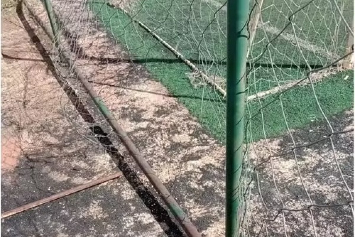 Homem morre após cair enquanto tentava escalar tela de campo de futebol em Goiás