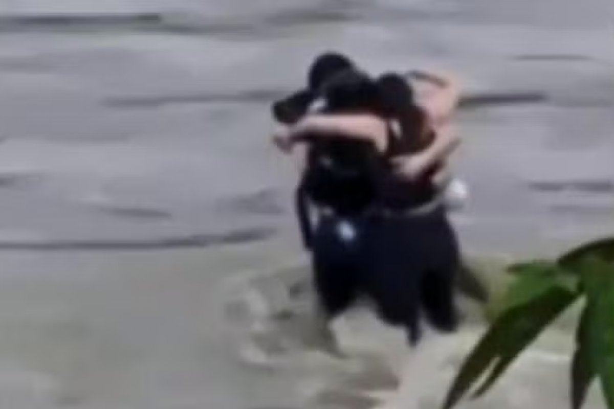 Vídeo: três amigos se abraçam momentos antes de serem levados por enchente na Itália