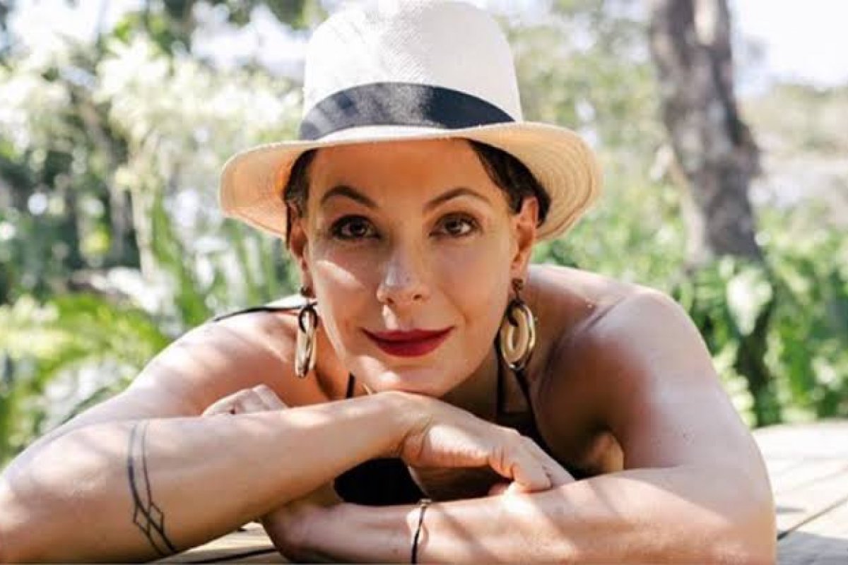 Carolina Ferraz posa nua para comemorar a chegada dos 52 anos