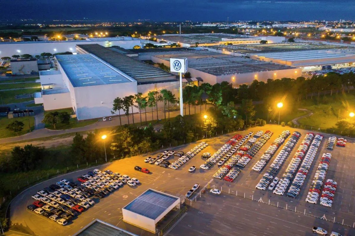 Funcionários da Volkswagen retornam ao trabalho após férias coletivas por impacto das enchentes no RS