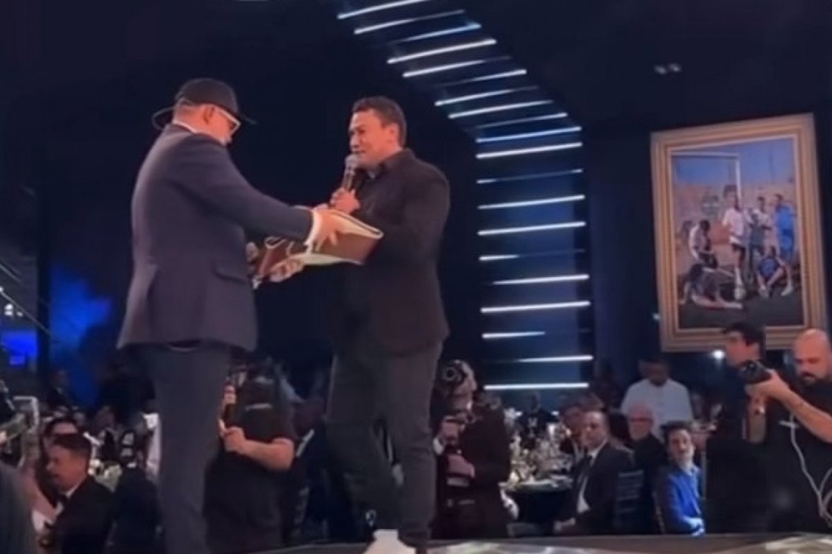 Popó doa cinturão de boxe para leilão beneficente de Neymar Jr!
