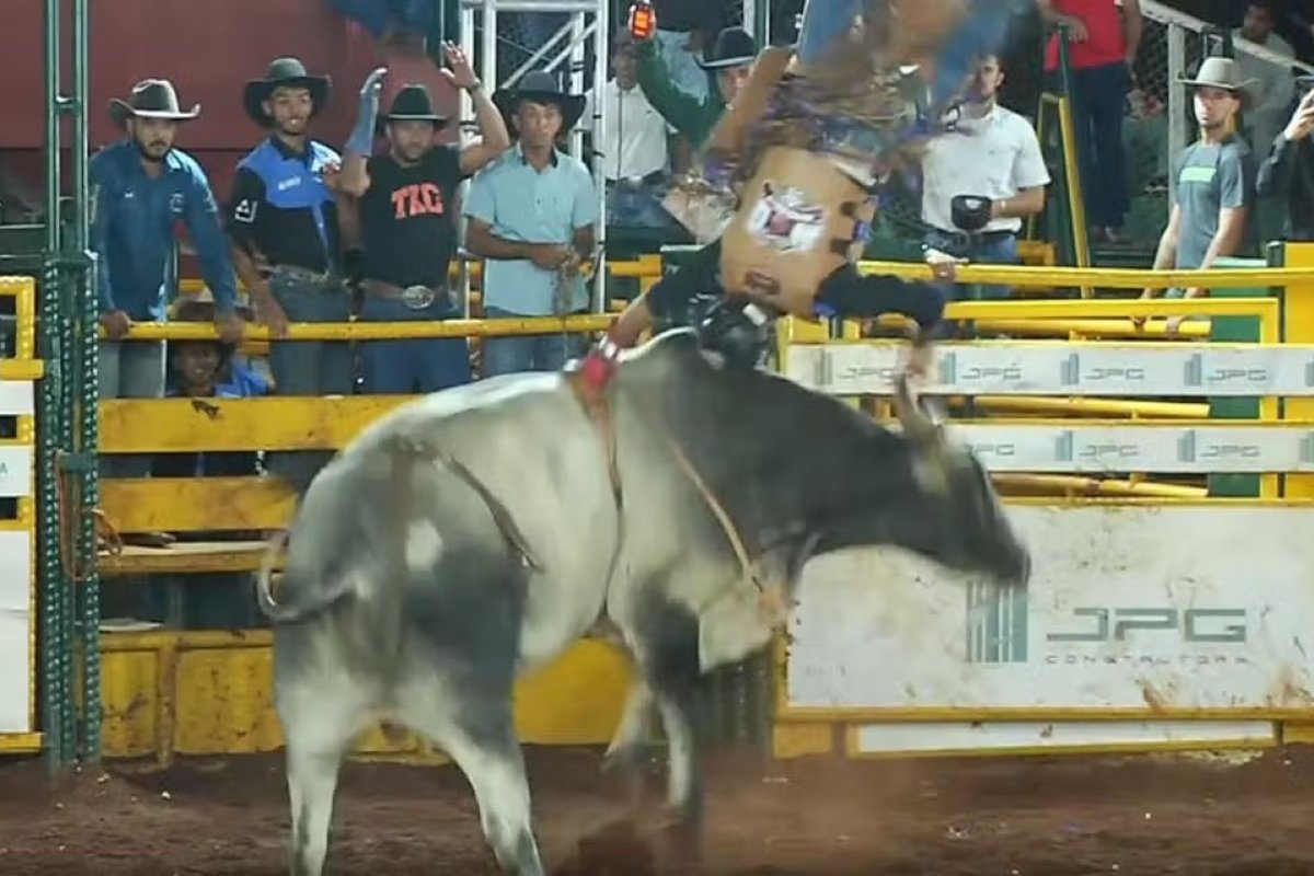 Peão desmaia após ser arremessado e pisoteado por touro em Minas Gerais