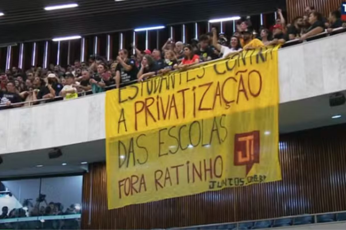 Paraná retoma votação de projeto que terceiriza gestão de colégios públicos após protestos
