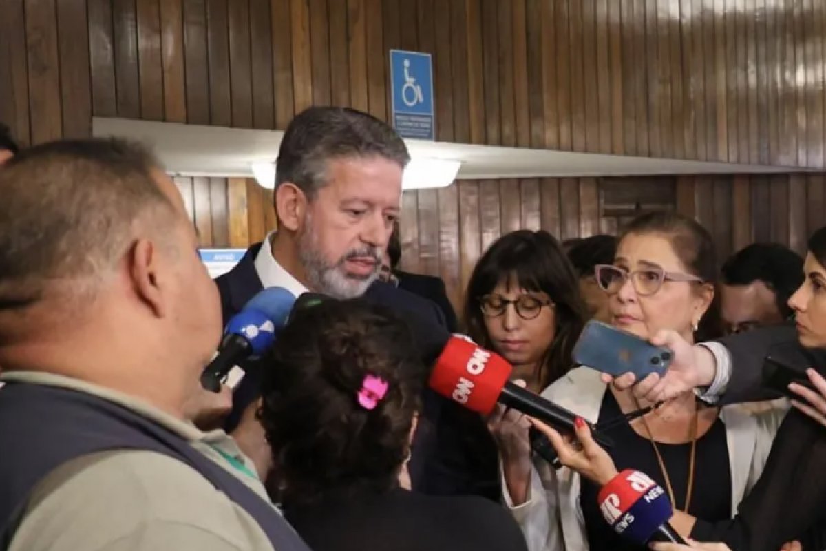 Lira é surpreendido com retirada de “taxa das blusinhas” de projeto de lei e procura Haddad