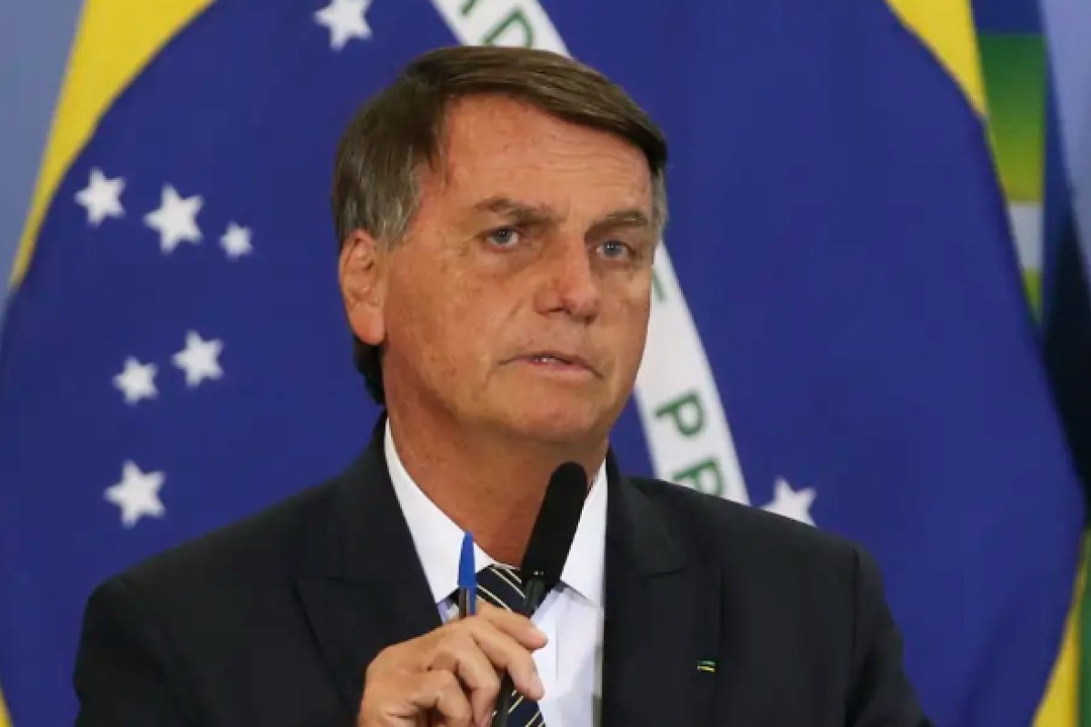 Bolsonaro publica letra da 'Canção pra Amazônia' às vésperas do Dia Mundial do Meio Ambiente