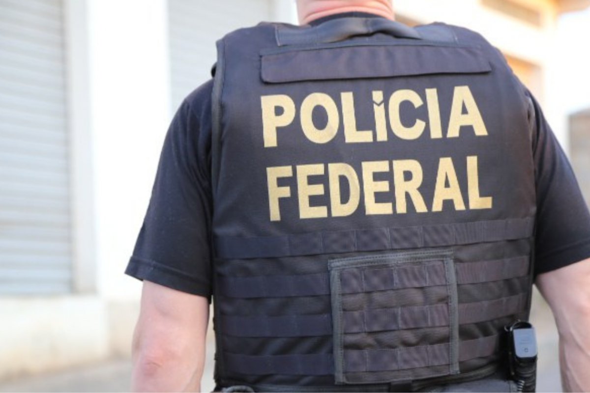 PF cumpre mandados de busca e apreensão em Salvador contra suspeito de compartilhar imagens de abuso sexual infantil