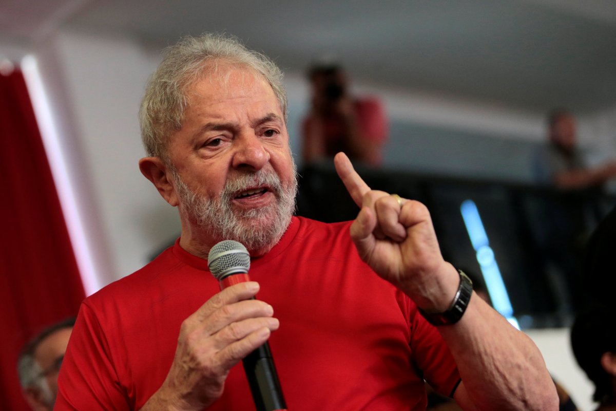 Com perda auditiva, Lula passa a usar aparelhos nos dois ouvidos