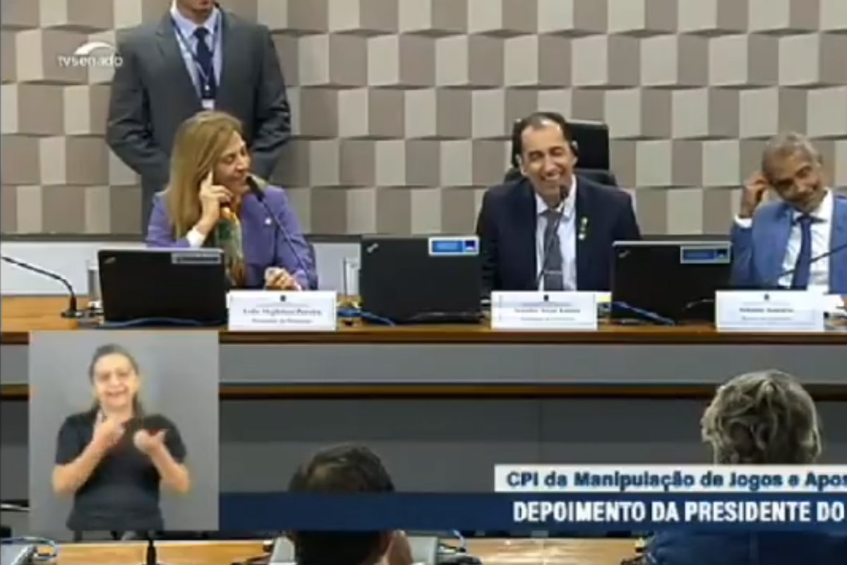 Vídeo: ”Normalmente mulher vai ao estádio e pergunta quem é a bola. Não é o seu caso”, diz Kajuru para Leila Pereira