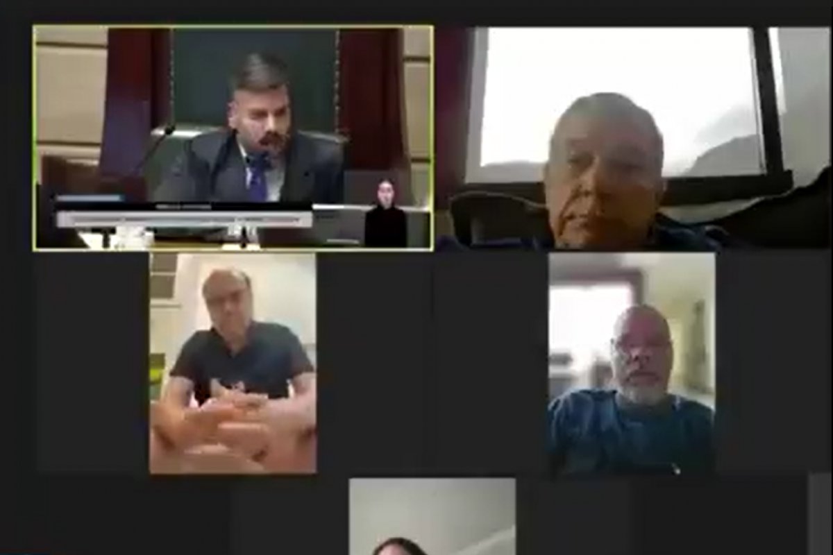 Vídeo: Vereador aparece sentado em vaso durante sessão em Câmara do Rio