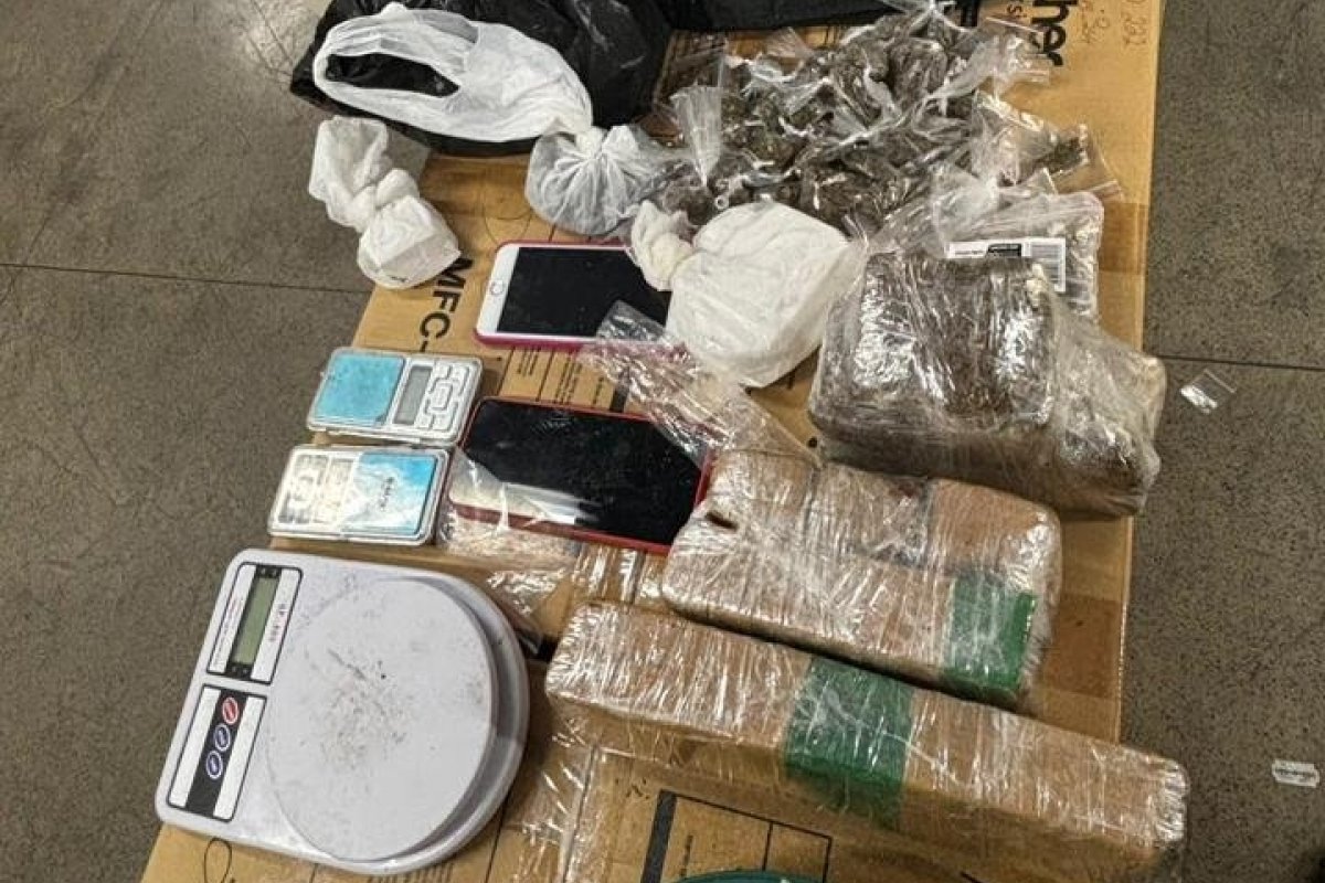 Dois homens são presos com colete à prova de balas e drogas em Feira de Santana