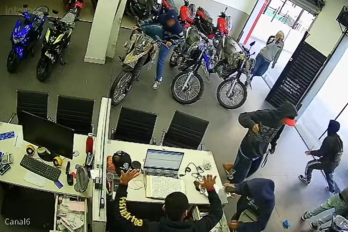 Grupo de adolescentes tentam roubar motos de concessionária de São Paulo