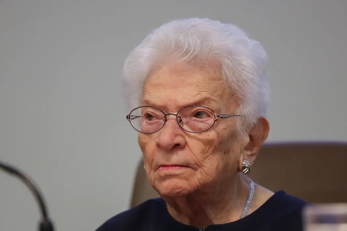 Após internada, Erundina acorda disposta e conversa normalmente