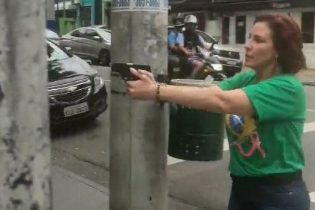 Jornalista que foi perseguido por Zambelli é condenado por difamação