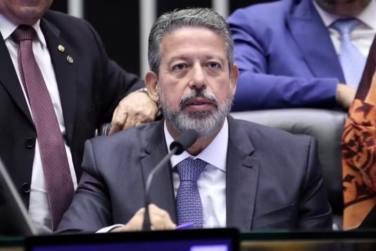 Arthur Lira pauta urgência de projeto que proíbe delação de presos e criminaliza divulgação