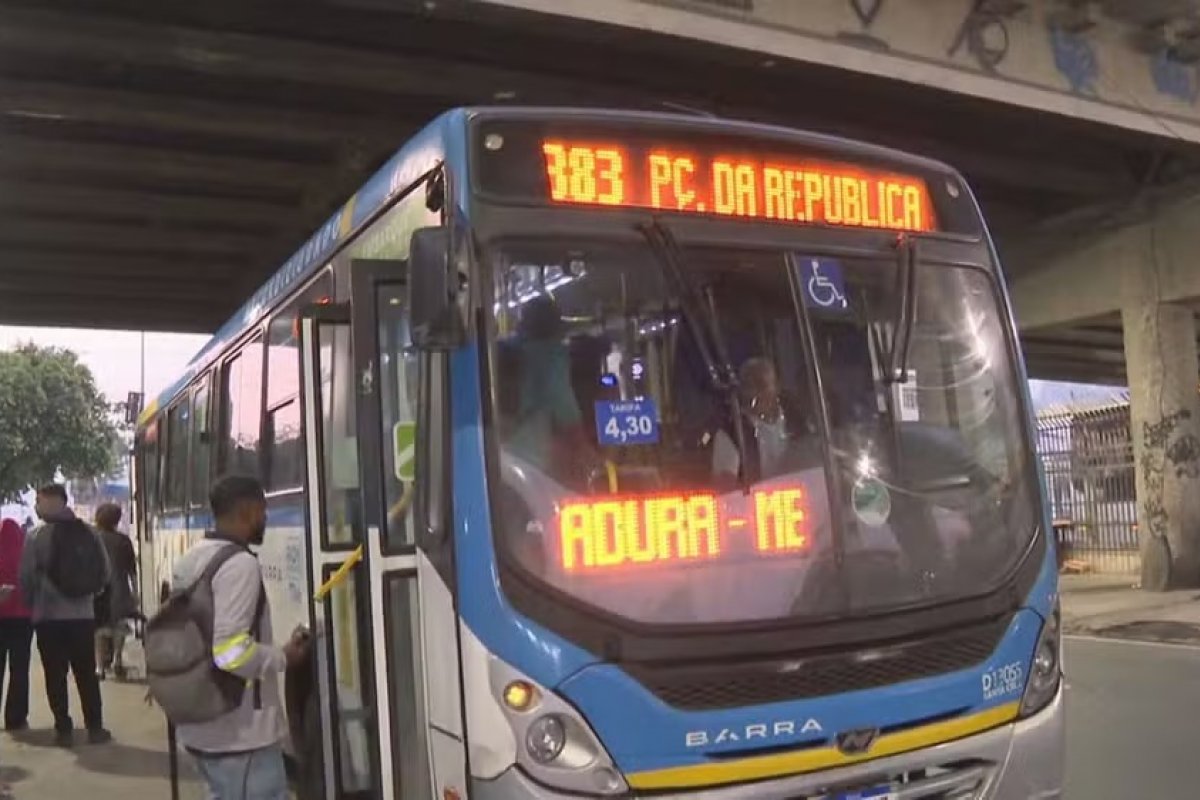 Passageiras de ônibus no Rio colam absorventes para conter goteira