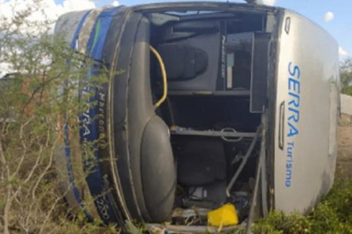 Ônibus tomba e quatro pessoas morrem no norte da Bahia