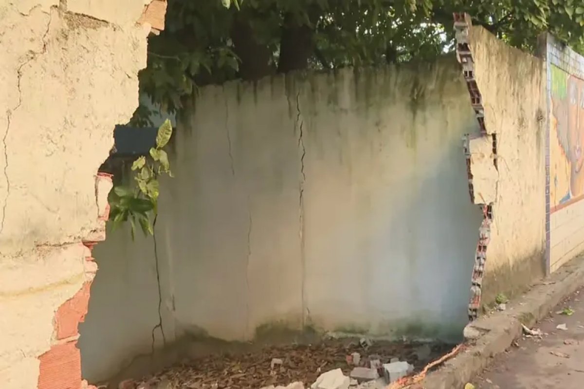 Após batida, carro derruba muro e invade escola em Pernambués