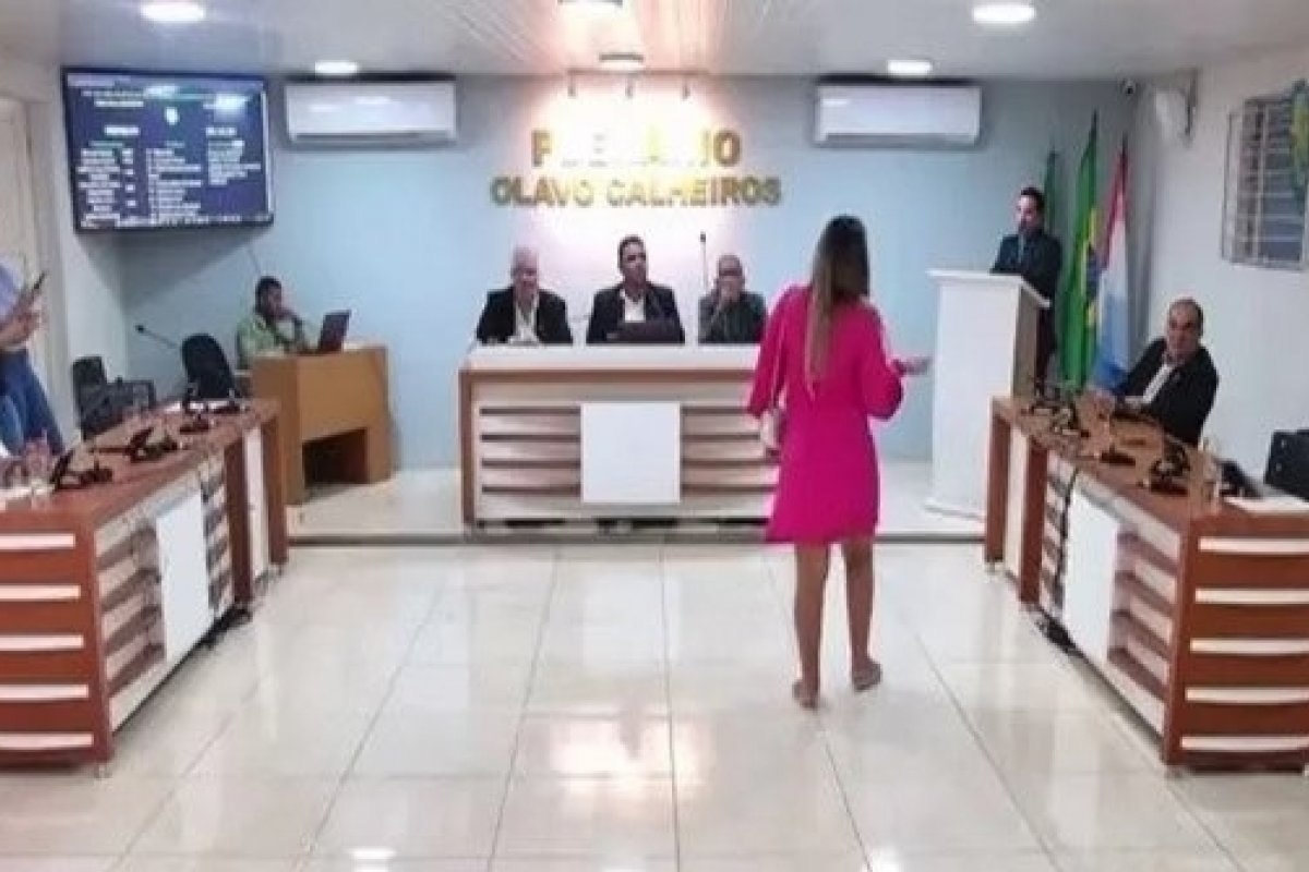 Vídeo: Sessão é interrompida após grávida cobrar de vereador paternidade do filho