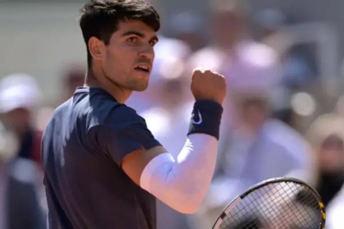 Alcaraz vence Roland Garros e quebra mais um recorde no tênis