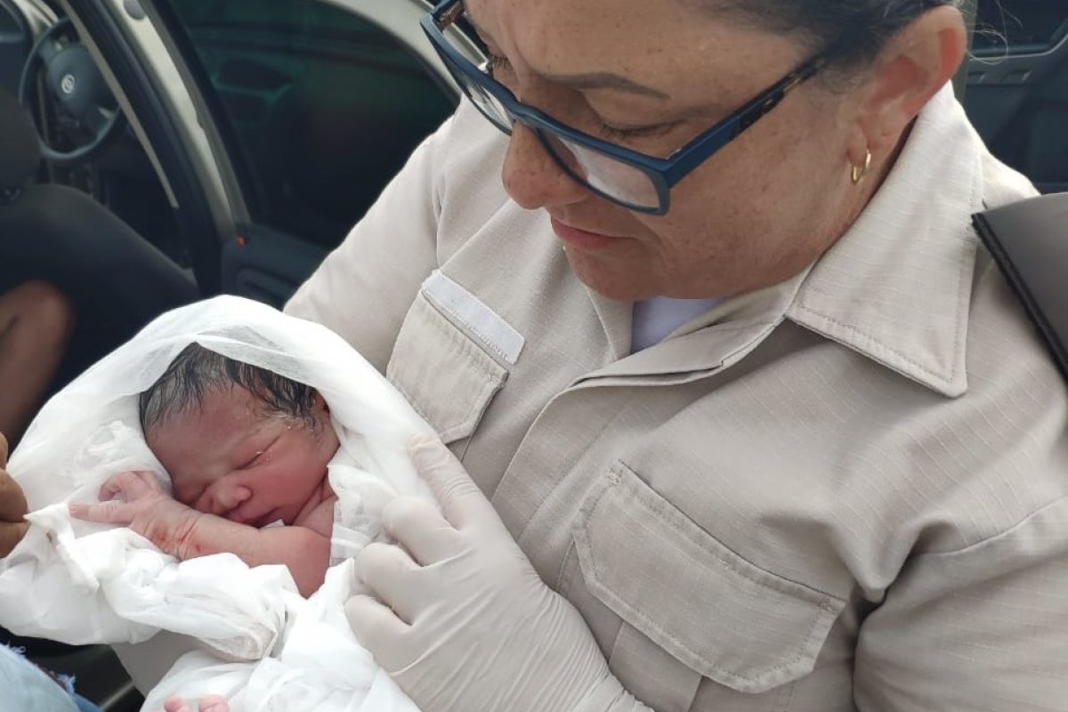 Com ajuda de PMs, bebê nasce em posto policial no interior da Bahia