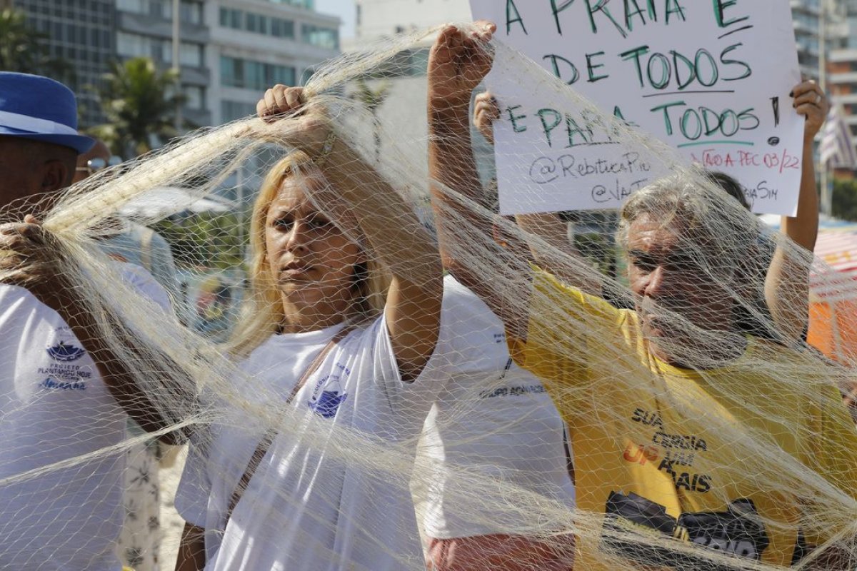 Manifestantes protestam contra PEC das Praias na orla do Rio
