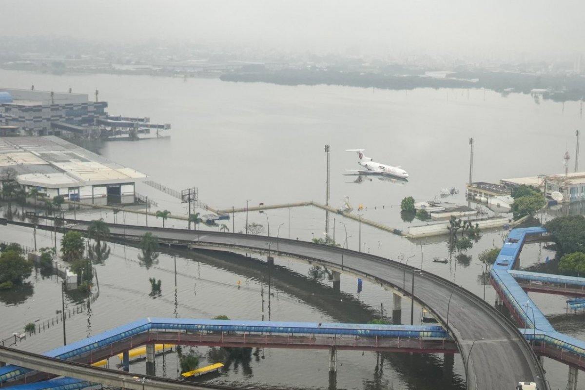 Aeroporto de Porto Alegre ainda tem 39 aeronaves paradas após enchentes