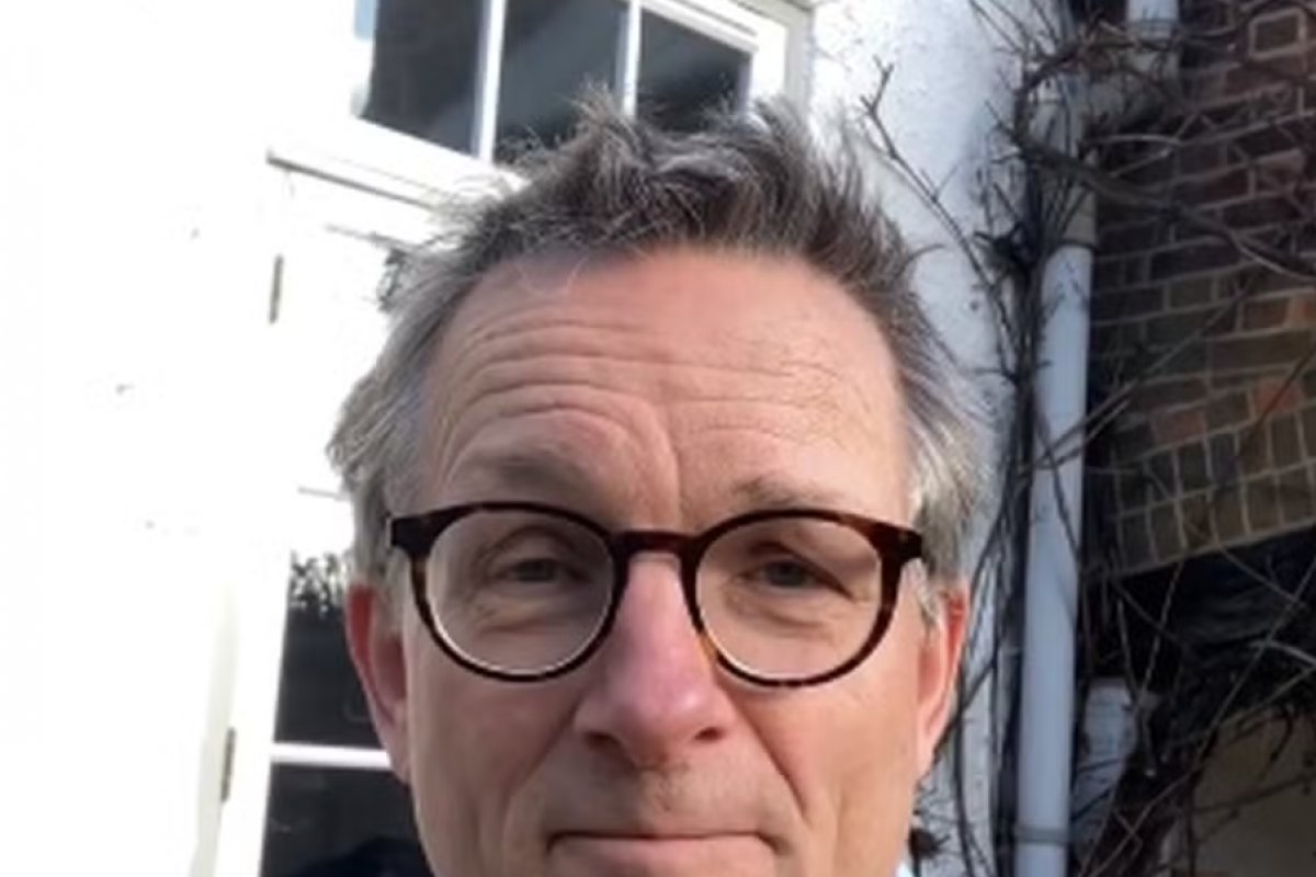Jornal detalha últimos momentos do apresentador britânico Michael Mosley, morto após acidente em passeio na ilha grega