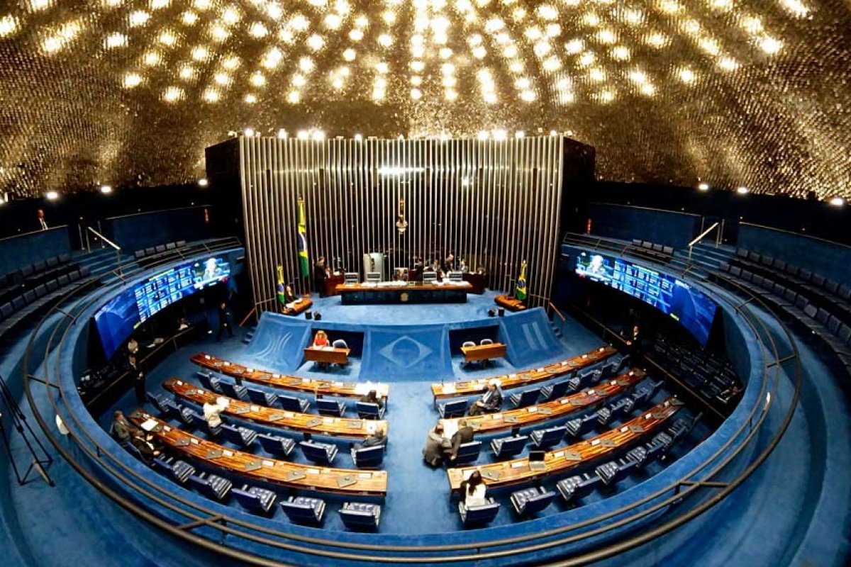 Bolsonaro pede que população cobre senadores sobre decreto de armas